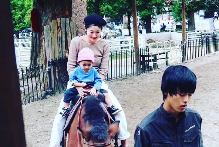 ジュジュさんのインスタグラム写真 - (ジュジュInstagram)「六甲牧場な日。 . 2人とも羊に怖がってギャン泣きから始まりどうしようかと思ったけど、最後には笑顔で馬に乗ってた♡ . 子供の適応能力には驚かされる♫ . masakoの第二子ももーすぐ参加だね🗣💗 . #休日#パワフル妊婦#六甲牧場#合間合間に深い話#いつもの事」9月23日 19時21分 - hiraka