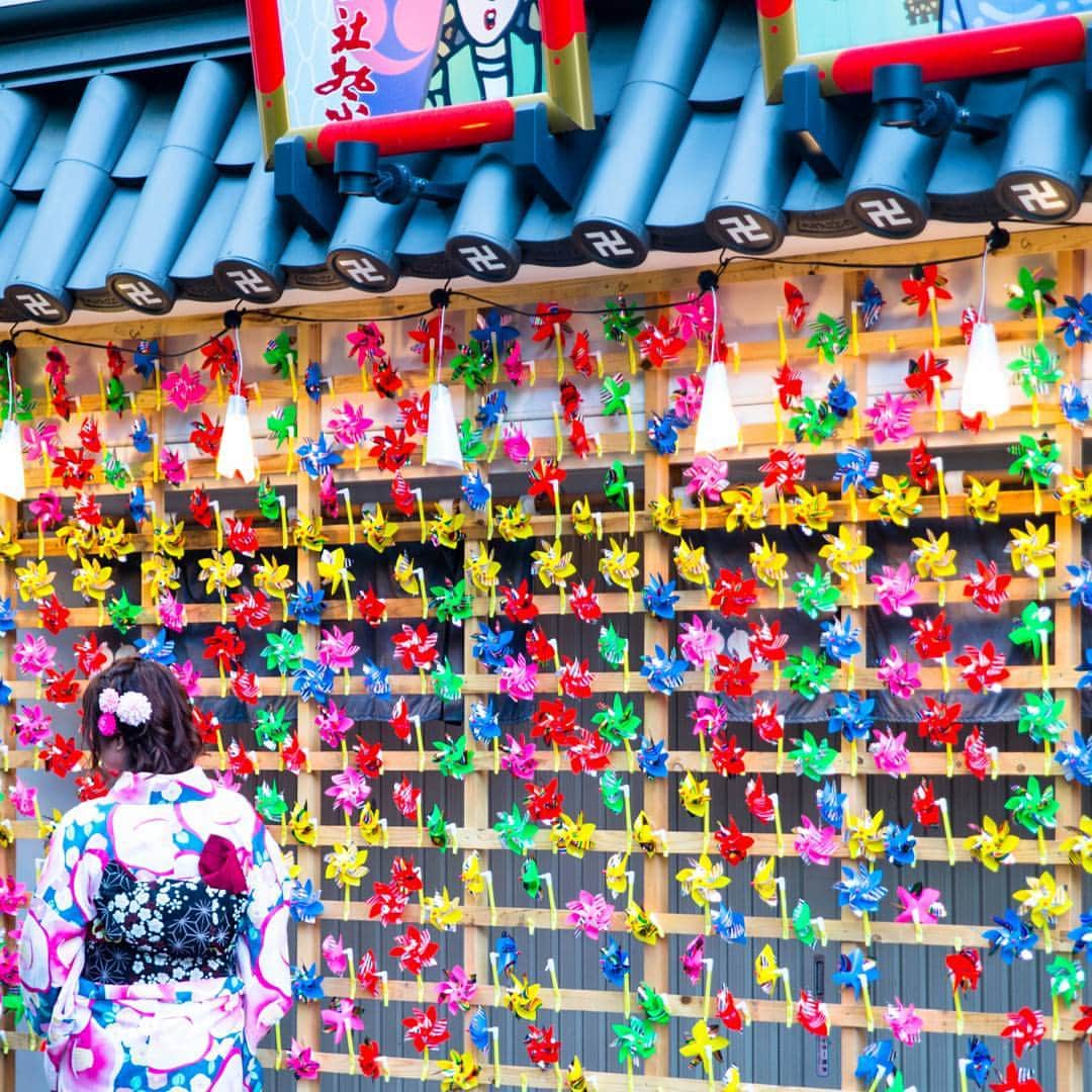 kazumaのインスタグラム：「.. . Colorful Windmill and Kimono Beauty🗾 . . 浅草にもインスタ映え🤔 なスポットあるのですな📷 . . . #インスタ映え  #浅草ら部 . . . . . . . . . . . . . ————————————————— #igersjp #team_jp_ #asakusa #icu_japan #ink361_asia #Colorful  #instadaily #igrecommend  #lovers_nippon #picture_to_keep #FreedomThinkers #jp_gallery_member #浅草 #love  #東京カメラ部 #土曜日の小旅行 #indies_gram #reco_ig #instagood #huntgram #screen_archive #huntgramjapan #japan_daytime_view #art_of_japan_ #ig_photooftheday #ファインダー越しの私の世界 #カメラ好きな人と繋がりたい ————————————————— . . . . . . .. ...」