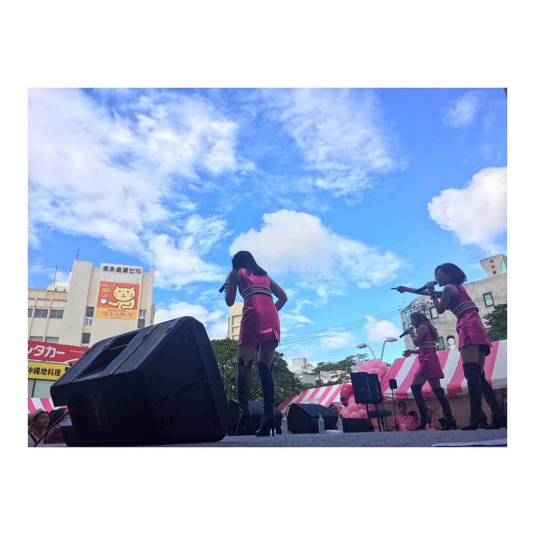 Minaさんのインスタグラム写真 - (MinaInstagram)「沖縄の空の下… とても素敵なイベントに参加させて頂きました😊  県外からも駆け付けてくれた皆さん…小学校。中学校の同級生…何だか皆んなに見守られてる感じがたまらなかった😭  ありがとぅ💕  #max #nana #lina #mina #沖縄 #okinawa #pinkdot #美奈子はんメッチャ弾けてる」9月23日 22時07分 - mina_1977
