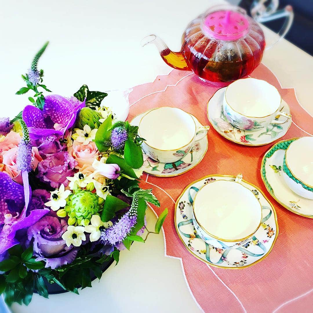 小川淳子さんのインスタグラム写真 - (小川淳子Instagram)「Tea party 💐♡ やっぱりteatimeは Herend の食器が 可愛いな💞  Teapot はマリアージュ♡  #home #familytime #teaparty #london #herend」9月23日 22時08分 - junkoogawa1225