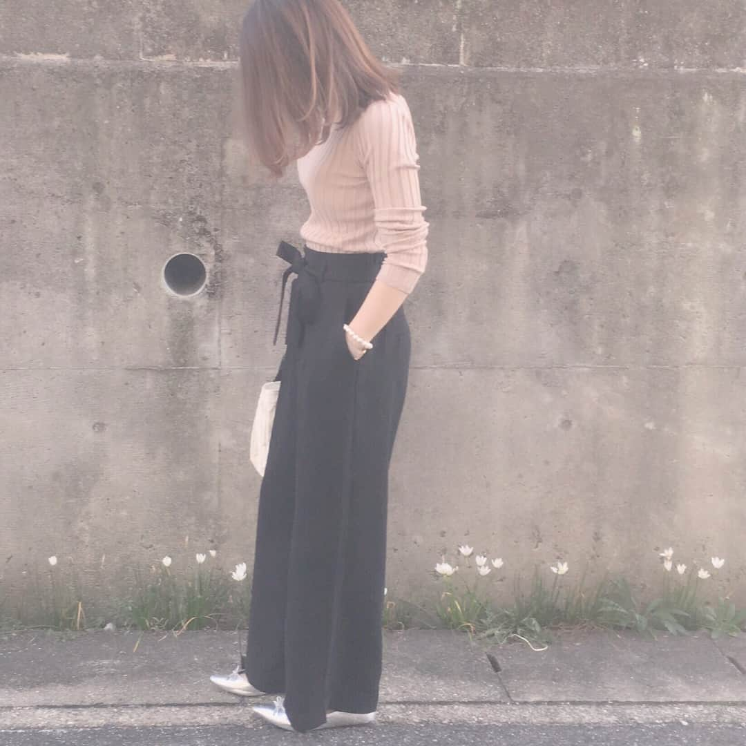 kaorinさんのインスタグラム写真 - (kaorinInstagram)「#今日のコーデ ・ ・ トップス#fifth #ハイウエストリボンワイドパンツ#uniqlo @uniqlo トートバッグ#maisondereefur @maisondereefur パンプス#gu @gu_global ・ ・ @fifth_store のフィットニットVネックトップス、体にキレイにフィットして、ボリュームのあるボトムスと合わせる時、すごくキレイに着れます♡ ・ ただでさえ¥1600ちょっとのプチプラなのに、9/23(土)0時～23時59分は20%OFFクーポンが使えるので、¥1300ちょっとになる😳✨ ・ ユニクロのこのワイドパンツ、ストンと落ちる形がすごくツボで、キレイめにもカジュアルにも着れて、買ってよかったアイテム♡ ・ ・ 今日は末っ子のファーストシューズを試着しに行ったけど、まず靴下履いて大泣き😫💦 ・ 靴履いて、嫌で大泣きして歩くの拒否😫💦 ・ 靴履いて歩ける日は来るのか？笑 ・ 上の子たちはすんなり履いて歩いてくれたような気がするけど、忘れてるだけなのかな？笑 ・ ちなみに、足のサイズは10.5㎝👣 ・ ニューバランスのファーストシューズもいいなと思ってたけど、12㎝〜しかなく履いたらブカブカでNG💦 ・ アシックスのだと、11.5㎝からあるので、アシックスのにしようかなーと思ってます✨ ・ でもUGGのも可愛くて気になる‥♡ ・ みんなファーストシューズは何にしたんだろう‥ ・ 気になる‥♡ ・ ・ #コーデ#ママコーデ#ママファッション#女の子ママ#カジュアルコーデ#シンプルコーデ#秋コーデ#fashion#mamagirl#locari#ponte_fashion #fifthtl#フィフス#フィットニットVネックトップス#ユニクロ#ジーユー#gumania#メゾンドリーファー」9月23日 23時50分 - kaorinnnhyrk