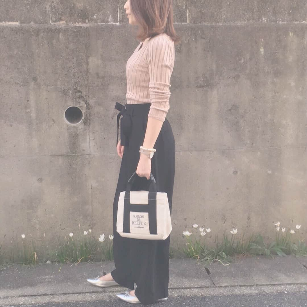 kaorinさんのインスタグラム写真 - (kaorinInstagram)「#今日のコーデ ・ ・ トップス#fifth #ハイウエストリボンワイドパンツ#uniqlo @uniqlo トートバッグ#maisondereefur @maisondereefur パンプス#gu @gu_global ・ ・ @fifth_store のフィットニットVネックトップス、体にキレイにフィットして、ボリュームのあるボトムスと合わせる時、すごくキレイに着れます♡ ・ ただでさえ¥1600ちょっとのプチプラなのに、9/23(土)0時～23時59分は20%OFFクーポンが使えるので、¥1300ちょっとになる😳✨ ・ ユニクロのこのワイドパンツ、ストンと落ちる形がすごくツボで、キレイめにもカジュアルにも着れて、買ってよかったアイテム♡ ・ ・ 今日は末っ子のファーストシューズを試着しに行ったけど、まず靴下履いて大泣き😫💦 ・ 靴履いて、嫌で大泣きして歩くの拒否😫💦 ・ 靴履いて歩ける日は来るのか？笑 ・ 上の子たちはすんなり履いて歩いてくれたような気がするけど、忘れてるだけなのかな？笑 ・ ちなみに、足のサイズは10.5㎝👣 ・ ニューバランスのファーストシューズもいいなと思ってたけど、12㎝〜しかなく履いたらブカブカでNG💦 ・ アシックスのだと、11.5㎝からあるので、アシックスのにしようかなーと思ってます✨ ・ でもUGGのも可愛くて気になる‥♡ ・ みんなファーストシューズは何にしたんだろう‥ ・ 気になる‥♡ ・ ・ #コーデ#ママコーデ#ママファッション#女の子ママ#カジュアルコーデ#シンプルコーデ#秋コーデ#fashion#mamagirl#locari#ponte_fashion #fifthtl#フィフス#フィットニットVネックトップス#ユニクロ#ジーユー#gumania#メゾンドリーファー」9月23日 23時50分 - kaorinnnhyrk