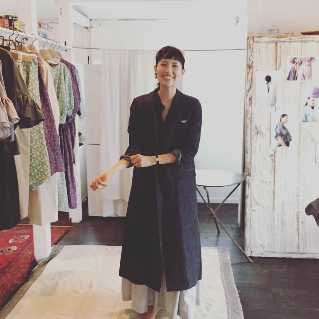 浜島直子さんのインスタグラム写真 - (浜島直子Instagram)「昨日はアキ( @akiyoneda )のブランド、オーマスヘンデ( @omas_hande )の展示会へ。 どれもこれも可愛くて、胸踊りまくり😍‼️ アキ、天才や〜〜✨✨ 迷いに迷って、アキがこの日着ていた同じベージュピンクのオールインワンと、白のロングコートを買いました。(このコート、黒もかなり素敵で1時間くらい迷ってしまった) そして、さっきまで暴れまくっていた息子が、あれ？何だか静か…と思ったら…！！！ 有紀さん( @yukiaoya )が、まるでナウシカのよう！！！😳✨✨ さ、さすが〜〜😭✨✨✨✨ ・ アキのブランド、 @omas_hande の展示会は今日も青家のとなりでやってます😊 詳しくはタグ付けしてあるインスタへ。 ・ #トトちゃん( @tottokikawada )もお疲れ様〜😆 #おにぎり美味しかったよー！ #ありがとう😊」9月24日 9時44分 - hamaji_0912