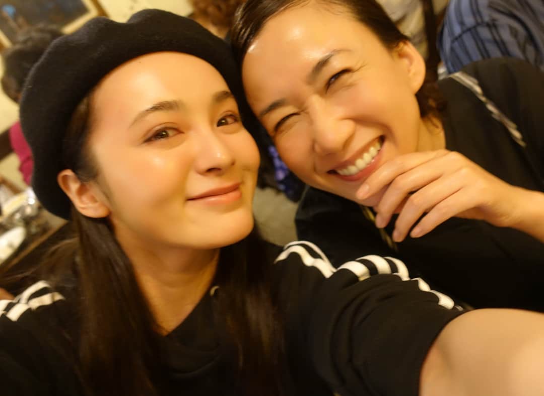 貫地谷しほりさんのインスタグラム写真 - (貫地谷しほりInstagram)「いつかの大好きなご飯屋さんの 移転してから10年のお祝い会の日。 大好きな人達に会えて幸せな日。 そんな日が積み重なる幸せな毎日。 #おかあさん #大島葉子 #三浦憲治 #竹中直人 #大倉孝二 #サモワ #大好き #今日 も #仕事 で#あの人と #再会 #ふふふ」9月24日 10時39分 - shihori_kanjiya