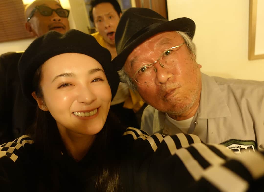 貫地谷しほりさんのインスタグラム写真 - (貫地谷しほりInstagram)「いつかの大好きなご飯屋さんの 移転してから10年のお祝い会の日。 大好きな人達に会えて幸せな日。 そんな日が積み重なる幸せな毎日。 #おかあさん #大島葉子 #三浦憲治 #竹中直人 #大倉孝二 #サモワ #大好き #今日 も #仕事 で#あの人と #再会 #ふふふ」9月24日 10時39分 - shihori_kanjiya