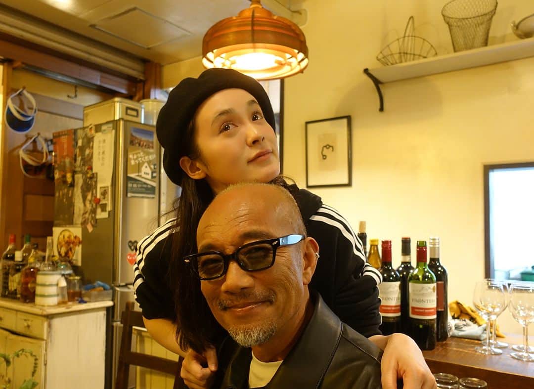貫地谷しほりさんのインスタグラム写真 - (貫地谷しほりInstagram)「いつかの大好きなご飯屋さんの 移転してから10年のお祝い会の日。 大好きな人達に会えて幸せな日。 そんな日が積み重なる幸せな毎日。 #おかあさん #大島葉子 #三浦憲治 #竹中直人 #大倉孝二 #サモワ #大好き #今日 も #仕事 で#あの人と #再会 #ふふふ」9月24日 10時39分 - shihori_kanjiya