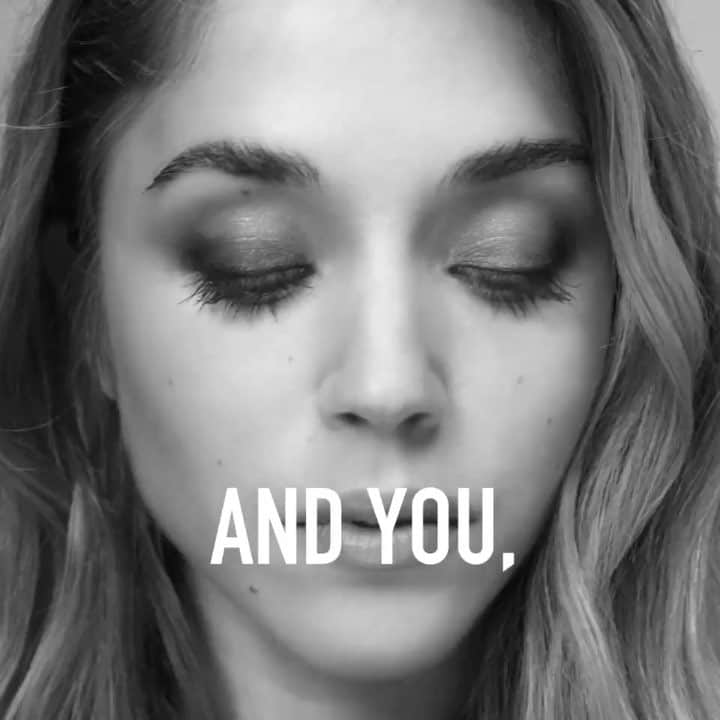 アリス・アイザズのインスタグラム：「And you, what would you do for love ?  @dior  #diorlovechain」