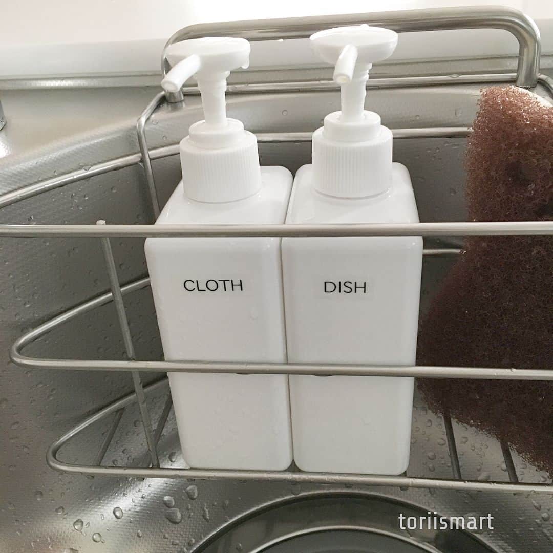 toriismartさんのインスタグラム写真 - (toriismartInstagram)「もう結構前ですが、キッチンの洗剤とハンドソープを無印のボトルにして、ピータッチでラベルつけました😃 ． 洗剤は、普通の食器用洗剤と布巾用の洗剤を分けてます。 ． 深い意味はないのですが、布巾用の方は米ぬかを使った洗剤で、人体に優しそうなやつ😂（あくまでもイメージ）食器用はマジカです。（ハリネズミの洗剤ボトルのおまけ狙いで買ったのがまだ大量にある…） ． 布巾専用のものって固形石鹸ばかりですが、固形石鹸は面倒なので💦 ． pic4枚目：やっぱりフッ素コーティングすると水を弾いて気持ちが良いですね😄 ． #一条工務店 #ismart #アイスマート #キッチン #スマートキッチン #シンク #ステンレスシンク #無印良品 #洗剤ボトル #ピータッチ #ピータッチキューブ #食器用洗剤 #フッ素コーティング #ビューティーコート2 #ビューティーコート」10月8日 20時50分 - toriismart