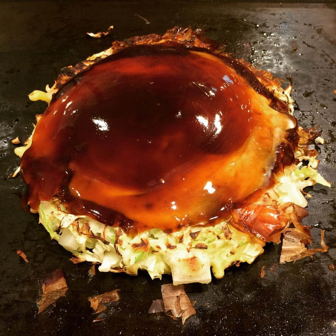 椎名可憐のインスタグラム：「ジュウジュウジュー！ 美味しかったなぁ。お好み焼きどこで食べたらいいかわからなくて(実家は神戸近辺だけど実は私は神戸に3年しか住めませんでした) 結局三宮の風月に行きました。 とっても美味しくて動画なんかも撮っちゃってセルフ飯テロブーメラン的なのに震える毎日。 いつの間にか渋谷にもお店出来てたみたいなので今度行こうと思います！ でもきっと関西のお店の方が美味しいんだろうなぁ。 #お好み焼き #鶴橋風月 #風月 #飯テロ #豚玉  #ソース #鉄板 #神戸 #三宮 #また食べたい #粉まみれ #kobe #ilovekobe #hyogo #japan #旅 #思い出」