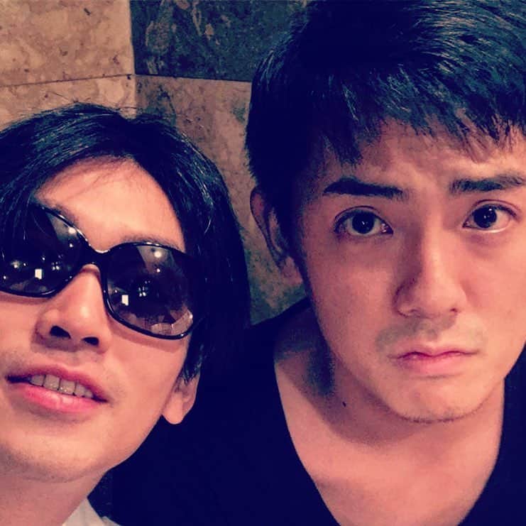 長田成哉のインスタグラム：「夜なのにサングラス外さないんだけど。笑」