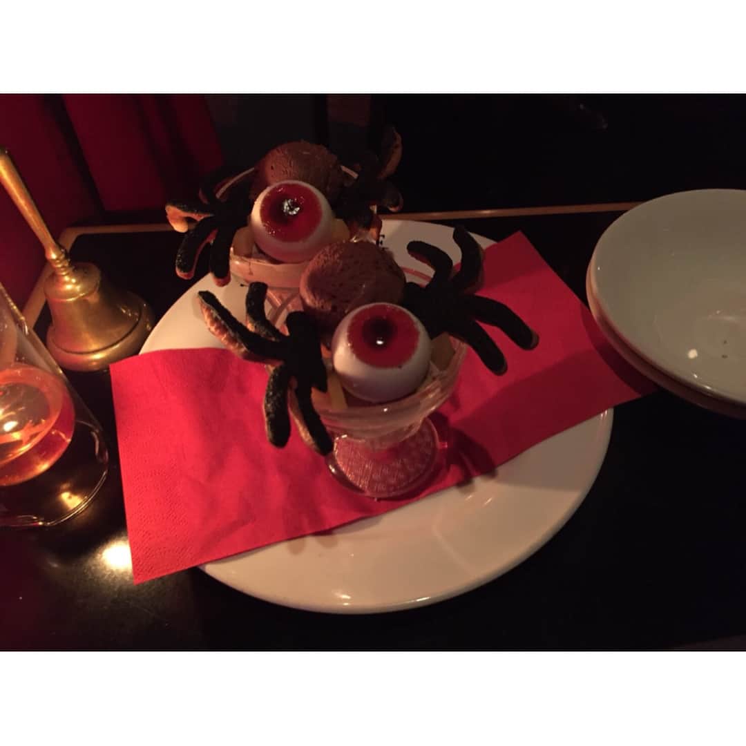 相澤瑠香さんのインスタグラム写真 - (相澤瑠香Instagram)「だいぶ前だけど、、お姉ちゃんとハロウィンを先取りしてきました🎃👻🍬 #dinner #halloween #vampirecafe #cafe #blackcat #pasta #ghost #rose #tokyo #ginza」10月8日 22時01分 - i_ruka0522