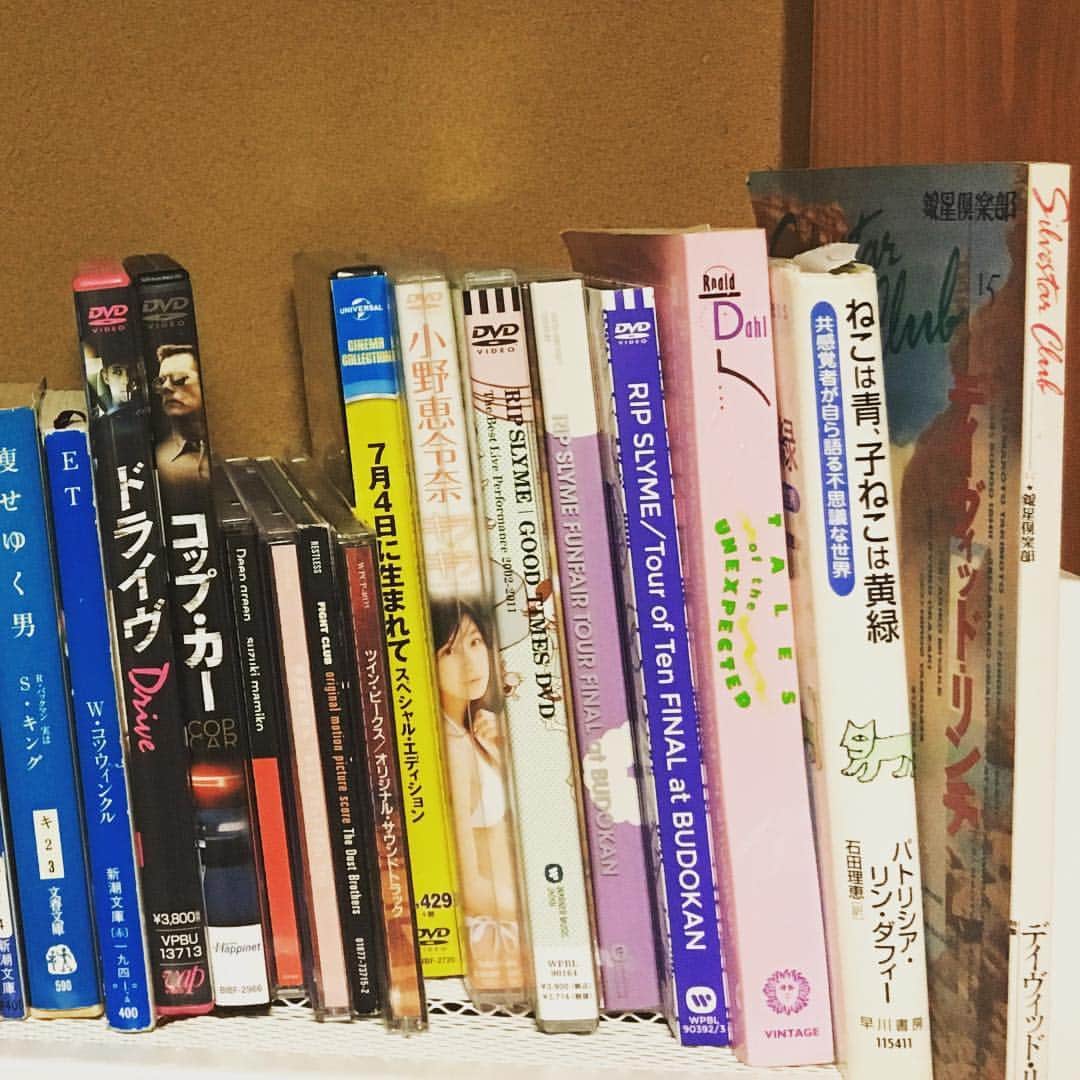 レイチェルのインスタグラム：「最近作った棚の一部、めっちゃ私だな」