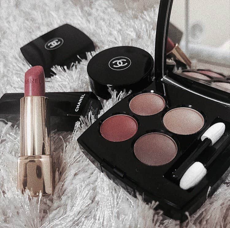 志田友美（ゆうみん）のインスタグラム：「CHANEL🥀 . 可愛いコスメ達get😭🙌🏻 持ってるだけであがる…❤️ . . #cosmetics #make #chanel  #lip #shadow #todayspickup  #instashot #instalike #instadaily」