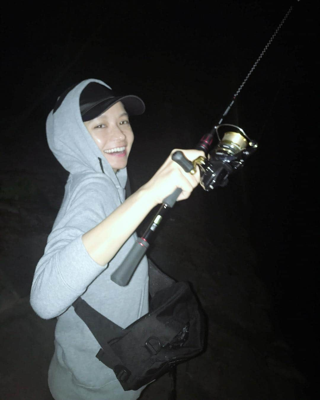 大森美知さんのインスタグラム写真 - (大森美知Instagram)「Night Bass Fishing🌙 昨日 買った新しい竿とリールで待望のヒット✌🏼🎣❤️ と思いきや…… ジャンプで外れて逃げられちゃった〜💥 行かないで秋バスちゃん😭 . #秋バス#釣りガール#model #大森美知#おみち#rodandreel#夜釣り #fishingfashion#fishing#ブラックバス #Blackbass#shimano#seekand」10月9日 2時24分 - michi_oomori_official