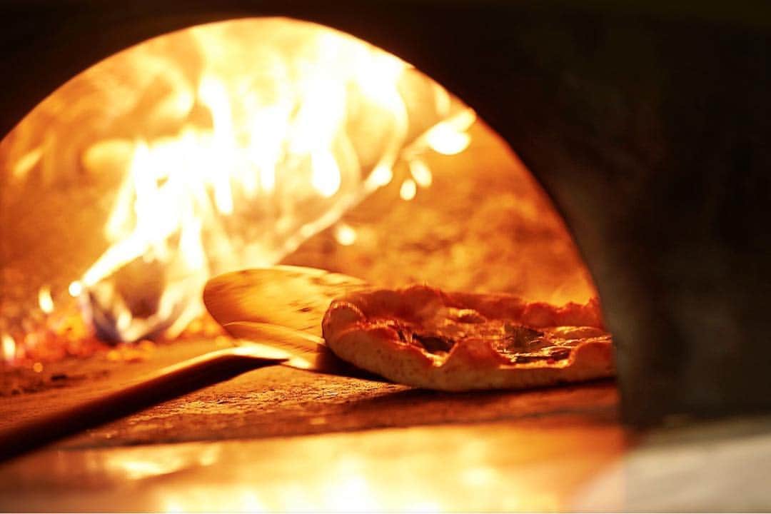 キッチンスターター のインスタグラム：「. 京都ナポリピッツァ隊 . 七条「Mercato」東郷智宏 . ピザを炭窯で焼く時で美味しさが決まります。 . 本場ナポリと同じく炭窯を積んだピッツァ専用のキッチンカーを購入したい。 . 皆様のご支援をお待ちしております。 . #クラウドレストラン #クラウドファンディング  #京都ナポリピッツァ隊 #京都  #烏丸御池 #solono #東山 #dayuki #七条 #Mercato #イタリア #イタリアン #ピザ  #ナポリ #本場 #炭窯 #キッチンカー #専用」