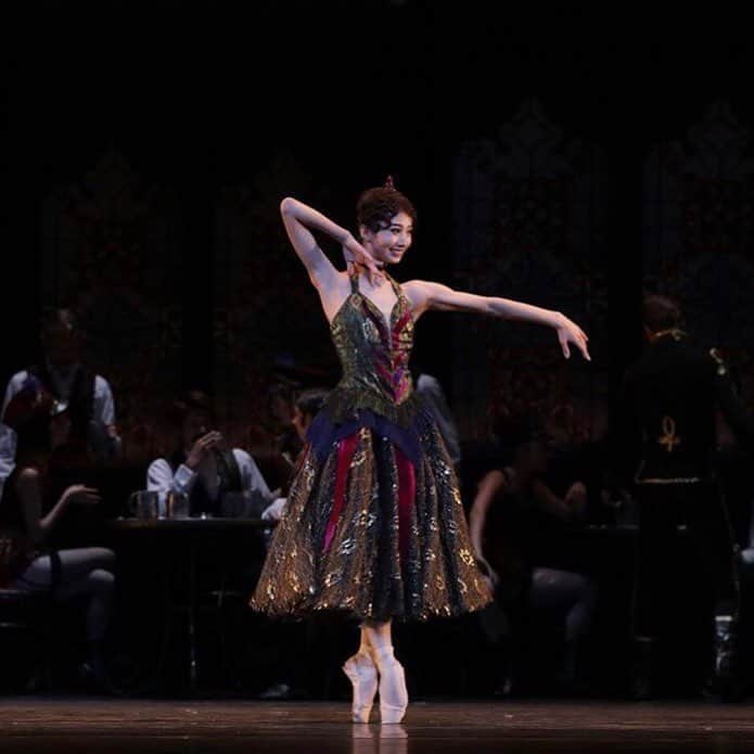 のインスタグラム：「Surprisingly I got promoted to First Soloist during intermission today. I can't thank you enough for my friends, family and people who supported me.  今日の公演の休憩中にファーストソリストに昇格しました。  Mitzi Casparを踊った直後だったのですごくびっくりしましたがとても嬉しいです。 家族や周りで支えてくれる人々や友達に感謝してもしきれません。 これからも精進いたします。 #HoustonBallet  #Mayerling」