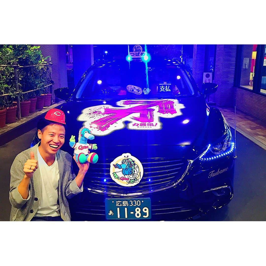 鎧坂哲哉のインスタグラム：「世界に一台のカープ応援タクシーに乗車！！ たまたま発見してラッキー👀  今回は慌ただしかったけど、今度はゆっくり広島に帰ろう！！ #カープ #カープ応援タクシー」