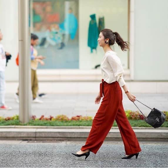 ユニクロ 銀座店さんのインスタグラム写真 - (ユニクロ 銀座店Instagram)「歩くとなびく、この素材感が最高✨  #ハイウエストリボンワイドパンツ  ウエストリボンがアクセントになって、カジュアルコーデもエレガントに見せてくれます🎀  ハイウエスト×ワイドシルエットで脚長効果抜群‼️‼️‼️ これはブームの予感👯お見逃しなく🏃‍♀️💦💦💦 ユニジョの皆さん  ワイドパンツのコーデには → #ユニクロワイドパンツ を付けてね🙇✨ #ユニクロワイド族  もお忘れなく🤗  women ハイウエストリボンワイドパンツ…¥2990+TAX.品番:400561  ユニジョの皆さん @mikicoco00 さんのIGに、素敵なコーデがたくさんありますよ。素敵な写真をありがとうございます。✨ （photo by @mikicoco00 ）  #着まわし #uniqloginza #ワイドパンツ#上下ユニクロ #ユニクロの輪 #広がれユニクロの輪 #カジュアルコーデ #UNIQLO #FASHION #outfit #ootd  #ユニクロ #ユニクロ銀座 #ファッション #プチプラ  #coordinate #ユニジョ #uniqlolifewear #whereuniqlo#uniqloginza2017fw #instafashion #instaoutfit#style #fashionista」9月24日 16時00分 - uniqlo_ginza