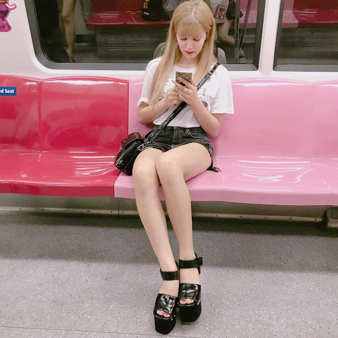紗蘭さんのインスタグラム写真 - (紗蘭Instagram)「シンガポールの電車ピンクとか青とか緑とかカラフルで可愛かった🦄🍬🌈💕 (インスタ見てた時、不意に友達に撮られてた😂w) #me #Singapore #train #さらファッション」9月24日 16時42分 - saracchidayo