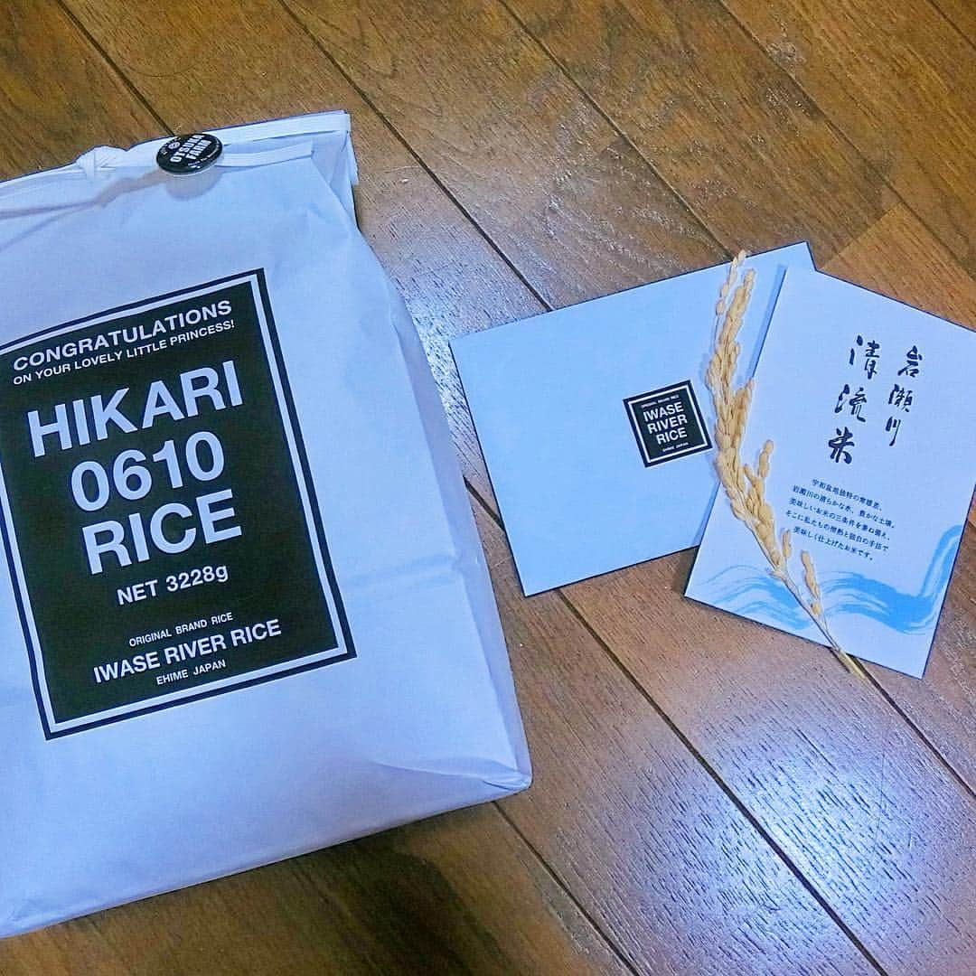 kazuki iwaiのインスタグラム：「おつです🕺🏾 . タケさんから @takerice1110  出産祝いとして、新米で出産体重米を頂けて本当感動しました😭😭 . 同じ農家として拘りを持って作物を作る姿勢に凄く刺激を貰ってます🙇🏽 . タケさんが丹精込めて作ったお米を一粒残さず頂きます😌🙏 . 自分用でも、プレゼントしても絶対喜ばれるのでオススメです😌👌 . . #新米#岩瀬川清流米#出産祝い#農家#お米#instagood#l4l」