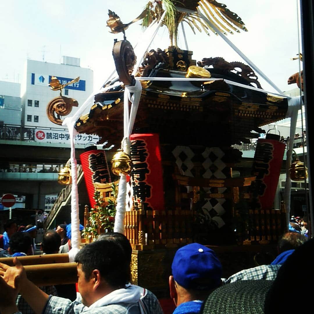 のインスタグラム：「今日はお祭りに行ってきました！ 湘南神輿は 「どっこいどっこい！どっこいそーりゃあ！」 という独特な掛け声と共に盛り上がります。 . 私も小さい頃はどっこいどっこい言いながら参加してたことを思い出しました（´-`）.。oO。 . ちなみにおばあちゃん曰く、 お神輿や縁起のいいものを高い場所から見下ろすと罰が当たるそうです。 . 歩道橋から見たくなる気持ちも分かりますが、 地上の方が神輿や汗をかいて神輿を担いでる方々の表情や声を堪能できますものね😆. . まだまだ各地お祭りが開催されるところもあるようなので、 ご参考までに～(｀･ω･´) . #藤沢市民祭り #高い場所から神輿をながめてはいかんぜよ . #ルナチュール #lunature #化粧下地 #メイク下地 #かかりつけコスメ #婦人科医共同開発コスメ #肌状態に合わせて使える化粧下地 #ピンク #イエロー #化粧品 #コスメ #美容垢さんと繋がりたい #今日のメイク #美容 #美容垢 #コスメコンシェルジュ」