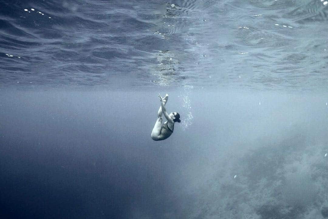 福田朋夏さんのインスタグラム写真 - (福田朋夏Instagram)「Beautiful Mermaid @sadurskaterina  See you in the blue 💙 #mermaid #ocean #freediver #synchronizedswimming #sea #freediving #apnea #underwaterphotography」9月25日 4時28分 - tomoka_fukuda