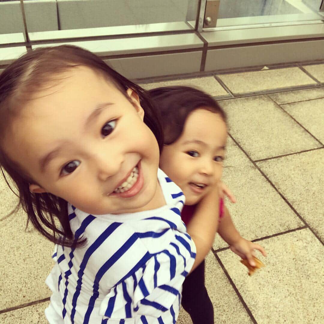 ユージさんのインスタグラム写真 - (ユージInstagram)「仲良し姉妹💕 #年子姉妹 #リリサラ #3歳 #2歳」9月24日 20時20分 - yujigordon