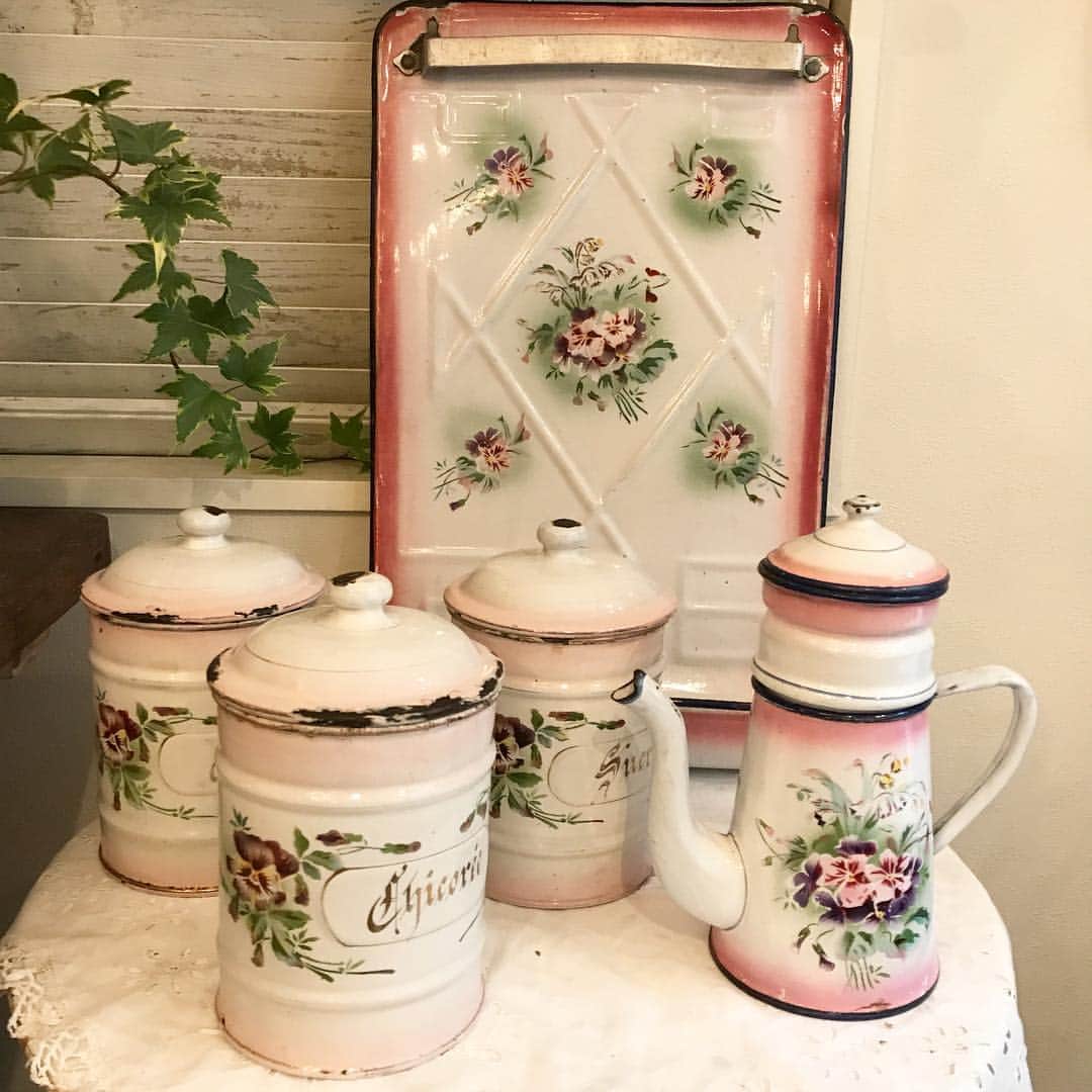 稚野鳥子さんのインスタグラム写真 - (稚野鳥子Instagram)「japyピンク。王道ですね。パンジーとビオラにスズランのピンクのぼかしです。優しい印象のホーロー達❤️ キャニスターcafe sold #emaille #toricolore #アンティークホーロー#japy#pink #antique #enamelware #toricolore_shop #cafetiere #graniteware#potaepice #canisters #utensil #ピンク #pink#rose #アンティークが好き #アンティークキャニスター #パンジー #ビオラ#shabbychic #violet #pensé #レードルラック #優しい風景 #アンティークのある暮らし#フレンチカントリー #フランスアンティーク」9月24日 20時20分 - toricolore_shop