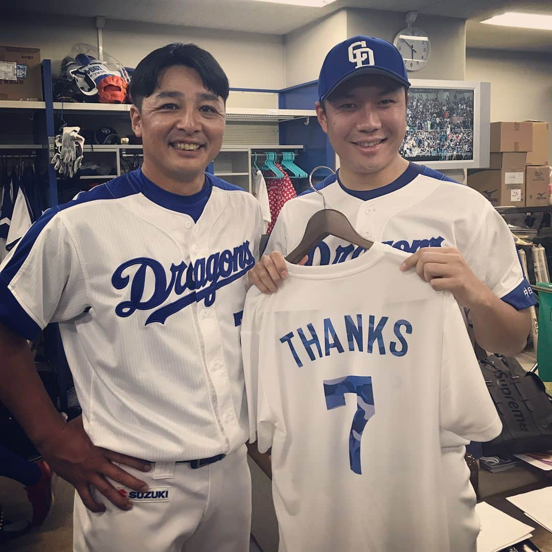 大野雄大さんのインスタグラム写真 - (大野雄大Instagram)「森野さん、21年間のプロ野球現役生活お疲れ様でした。 個人的にも色々とお世話になりＴシャツの通り本当にthanksでございました🙇 #森野将彦 さん #引退試合 #お疲れ様でした #thanks」9月24日 20時26分 - yudai_ohno