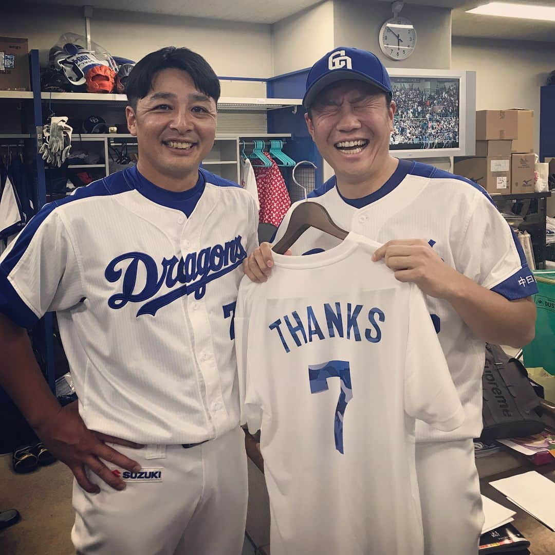 大野雄大さんのインスタグラム写真 - (大野雄大Instagram)「森野さん、21年間のプロ野球現役生活お疲れ様でした。 個人的にも色々とお世話になりＴシャツの通り本当にthanksでございました🙇 #森野将彦 さん #引退試合 #お疲れ様でした #thanks」9月24日 20時26分 - yudai_ohno