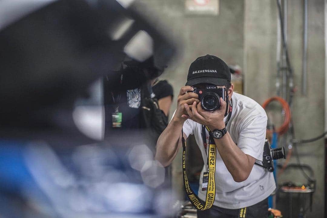 石川涼のインスタグラム：「アジアを中心に、世界中にお客さんが出来て、毎日写真がアップされていて本当に嬉しい。特にインドネシアは中国、インド、アメリカに次ぐ人口世界4位だ。そして日本のファッション業界の人達で東南アジアのマーケット目指してるとこは少ない。みんな見てるのは欧米ばかり。だから俺は行く。もっと世界に行くぞ。  #vanquish#FR2#leica#leicasl#leicam10#leicacamera」
