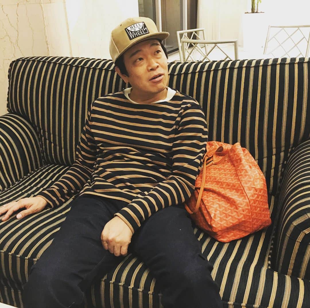 井上聡のインスタグラム：「宿泊先のホテルのソファーでくつろぐ兄貴。神の悪戯かはたまた必然なのか、こんなにもシンクロするケースはそうそうないだろう。さすがとしか言えない。」