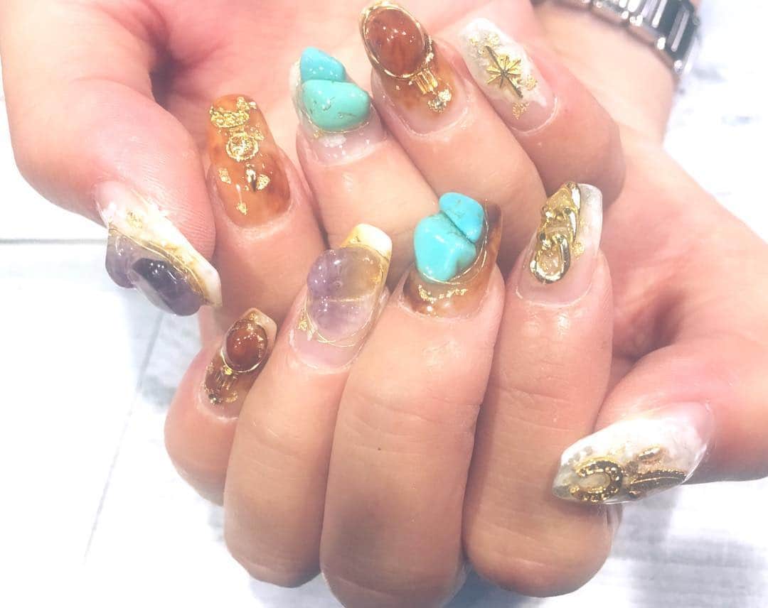山中絢子のインスタグラム：「ちょっと秋ネイル！派手で長い爪が出来るのもあと少し…😢 #newnail  #秋ネイル」