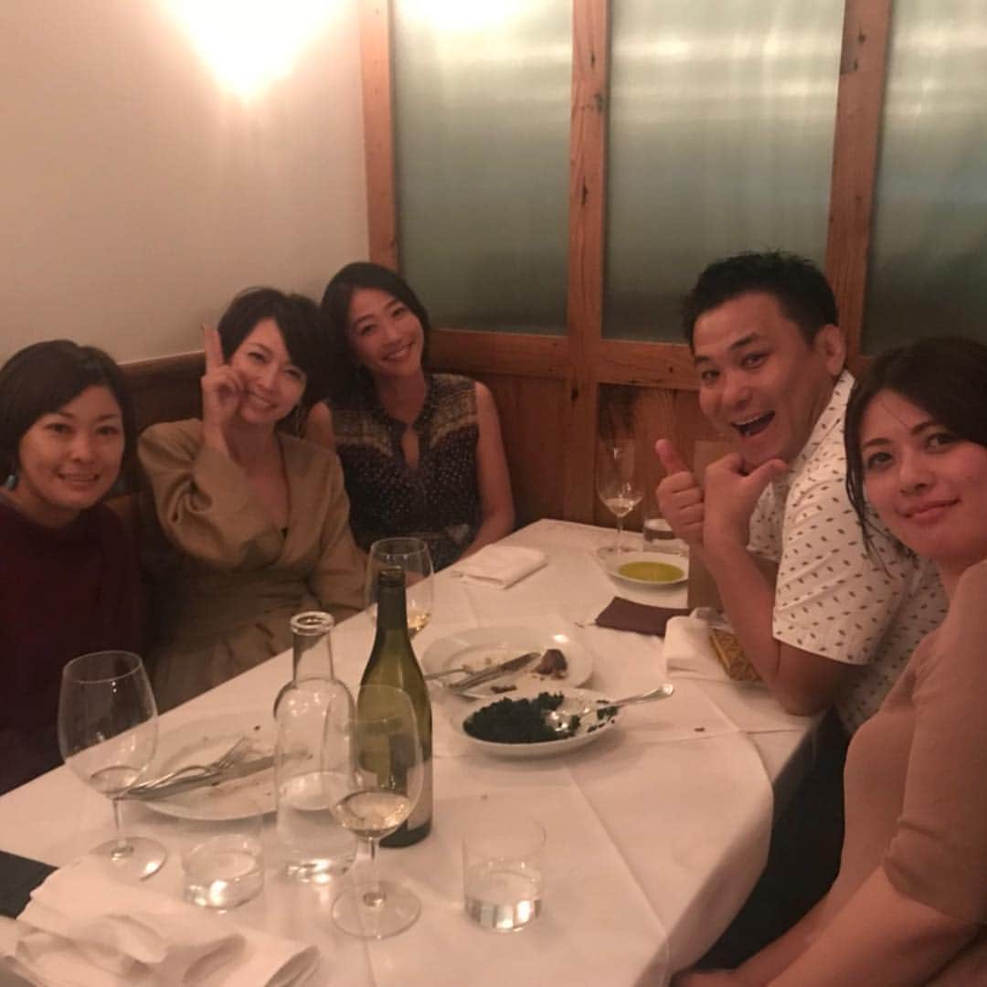 久保田智子のインスタグラム：「勉強も大事ですが、友人も大切！一年ぶりに辺見えみりさんがニューヨークにいらっしゃいました。あべちゃんとも久しぶりにかんぱーい🗽🗽🗽そして、勉強は続く…。」