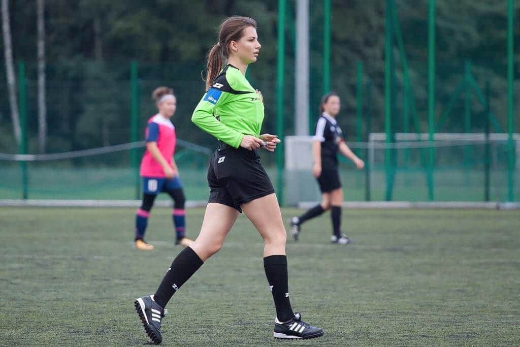 Karolina Bojarさんのインスタグラム写真 - (Karolina BojarInstagram)「Sunday workout 🙋🏻⚽️ fot. @bziolkowski 📸 • #football #referee #match #zina #sportygirl」9月25日 5時39分 - bojarmeow