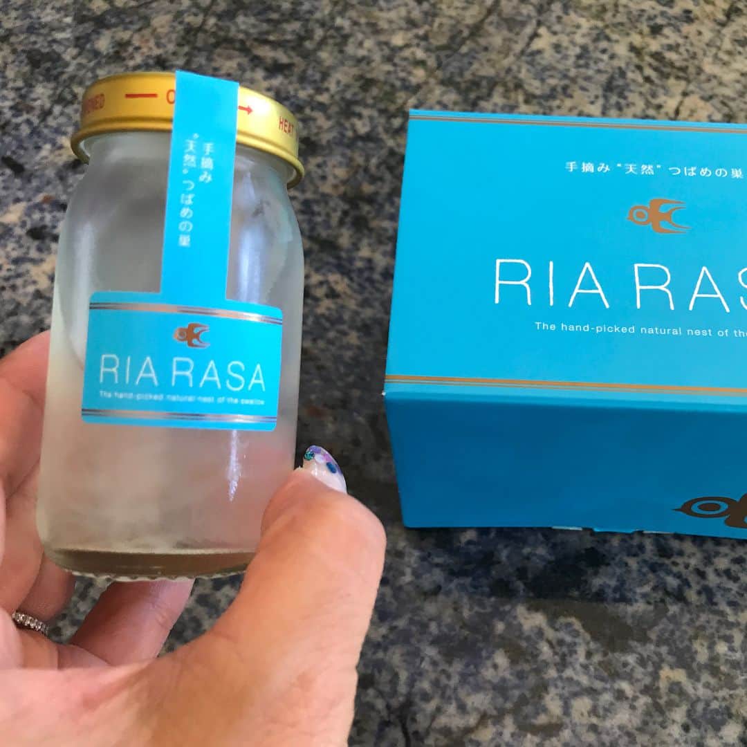 マキ・コニクソンさんのインスタグラム写真 - (マキ・コニクソンInstagram)「我が家の冷蔵庫。 ドリンクとRIA RASAと納豆しか入ってないの。 この"RIA RASA"を飲むようになってからお肌の調子が異常にいいんだよね。お肌に投資だね！ 恐るべしツバメの巣ドリンク！ #セルヴォーグのスキンケア #kimberlyParryのマスクとバーム #RiaRasaのツバメの巣ドリンク #この3つのコンビネーションがきっと私の肌にいいんだな！ #RiaRasa #パッケージの色が大好きな色！」9月25日 5時52分 - makikonikson