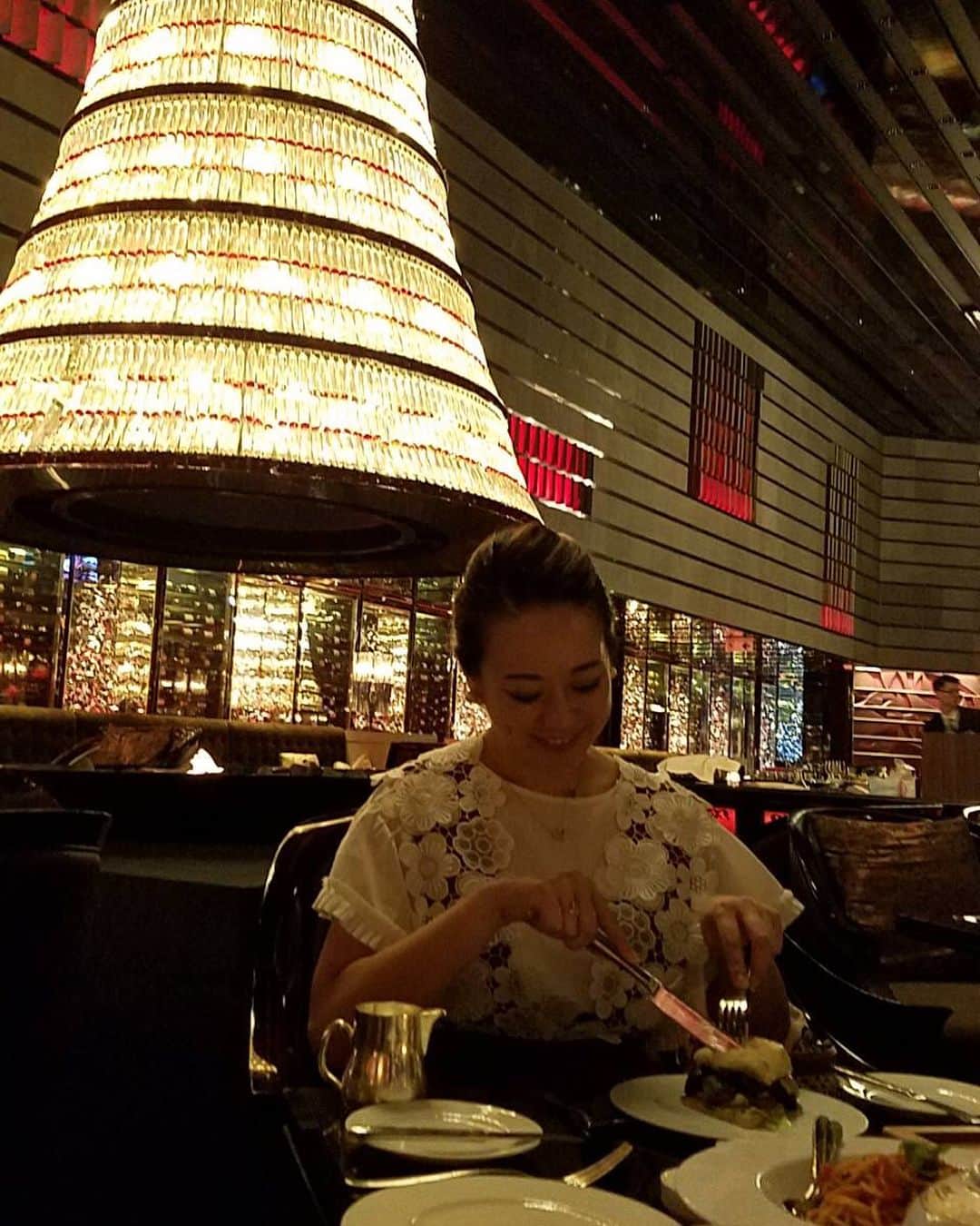 沢瀉美緒さんのインスタグラム写真 - (沢瀉美緒Instagram)「Dinner time✨ 時間がなくてディナーはリッツでハンバーガー。笑 その前に摘み食いでワンタン麺と、メロンパンも 食べてます。 この景色を見ると香港感あります😁 . . #hk #hongkong #香港 #リッツカールトン #ミオログ #ritzcarltonhongkong #ritzcarlton #travelmio #discoverhongkong」9月25日 10時46分 - mio_omodaka