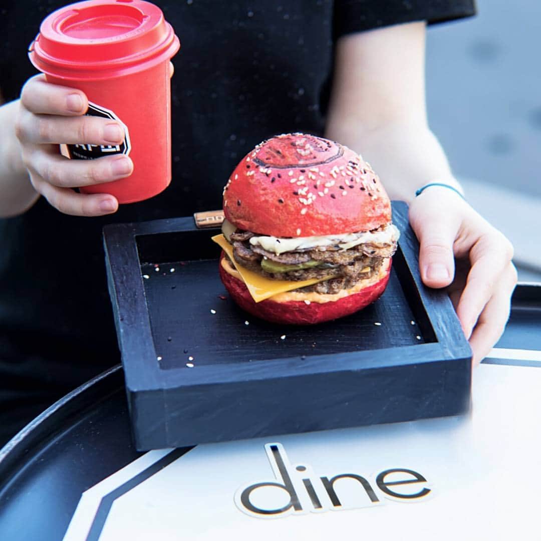 Dine - More Dates, Not Swipes.のインスタグラム：「Foodies, you gotta try this burger! #hamburger #burger #dinner #datenight #lafoodie #nyfoodie」