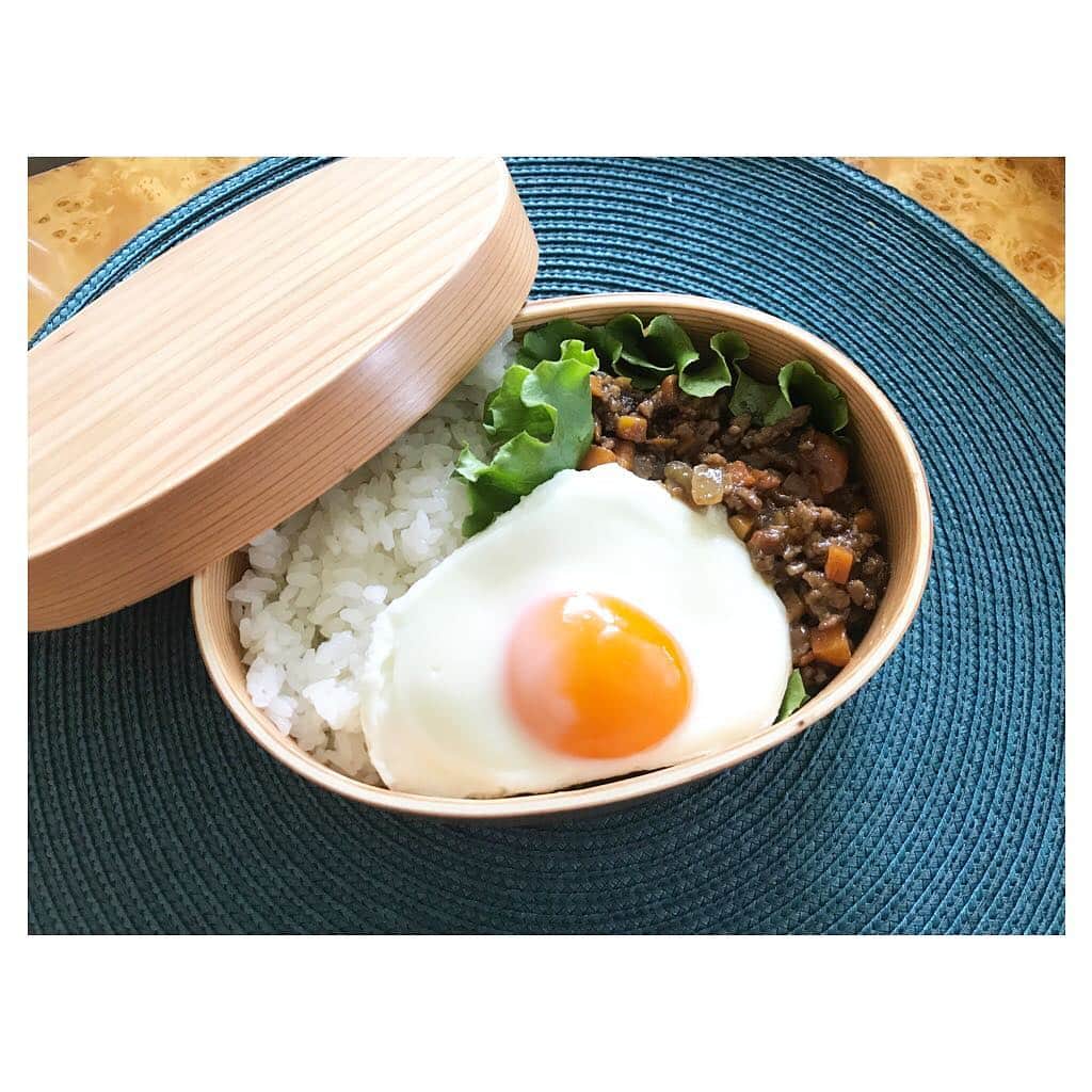 のインスタグラム：「月曜の朝からお寝坊してしまいました。そんなわけで今日のお弁当はドライカレー弁当🍳 今週もはりきってこー！❤️ #お弁当 #娘弁当 #わっぱ弁当 #美和ママごはん」