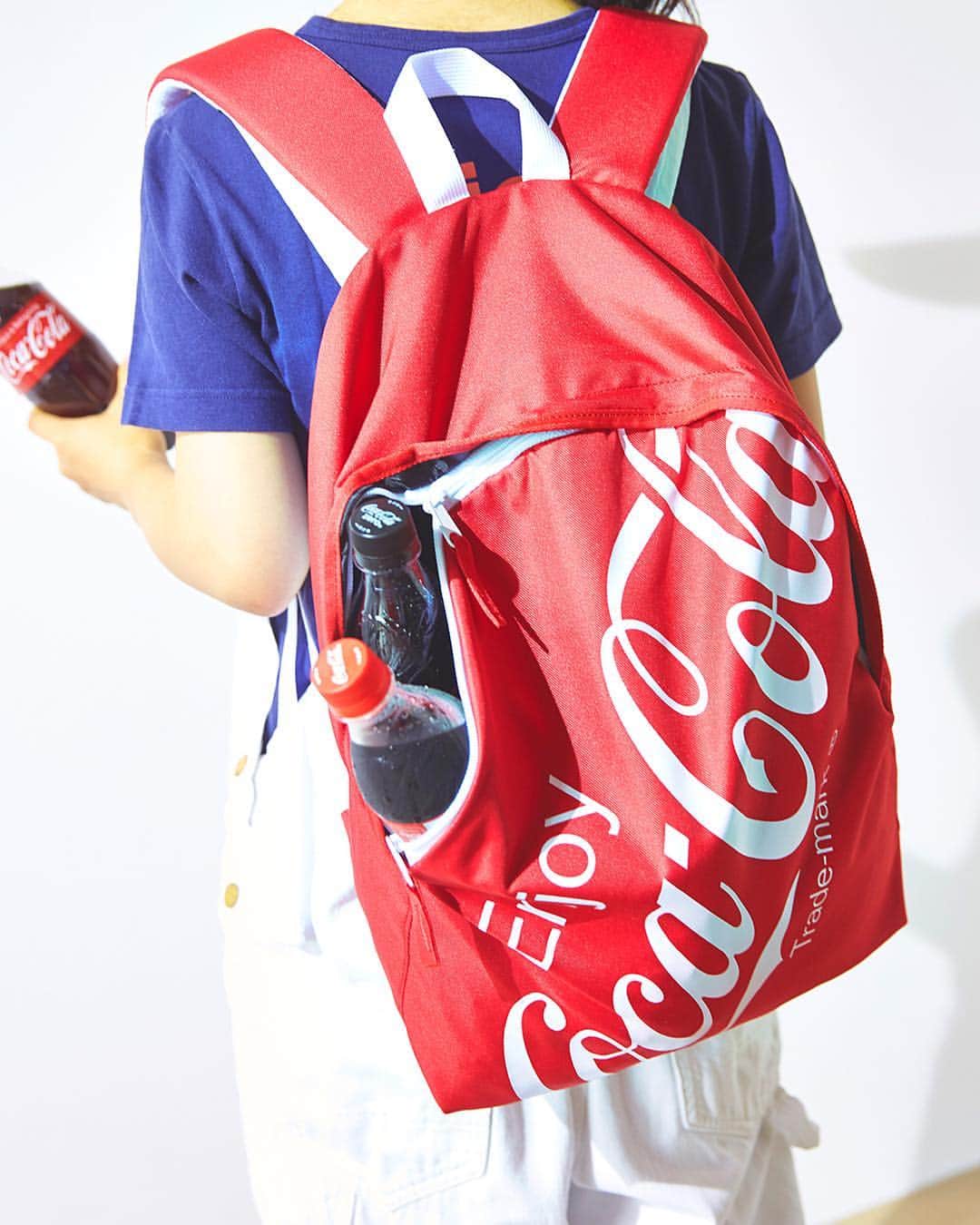 コカ･コーラさんのインスタグラム写真 - (コカ･コーラInstagram)「秋の行楽シーズン！コカ･コーラのリュックサックでおでかけしよう♪ コカ･コーラ BIGロゴプリント デイパック：3,132 円（税込） 気になる人はコークストアで検索してね😃 #やっぱりコーク #cocacola #コカコーラ」9月25日 12時17分 - cocacola_japan