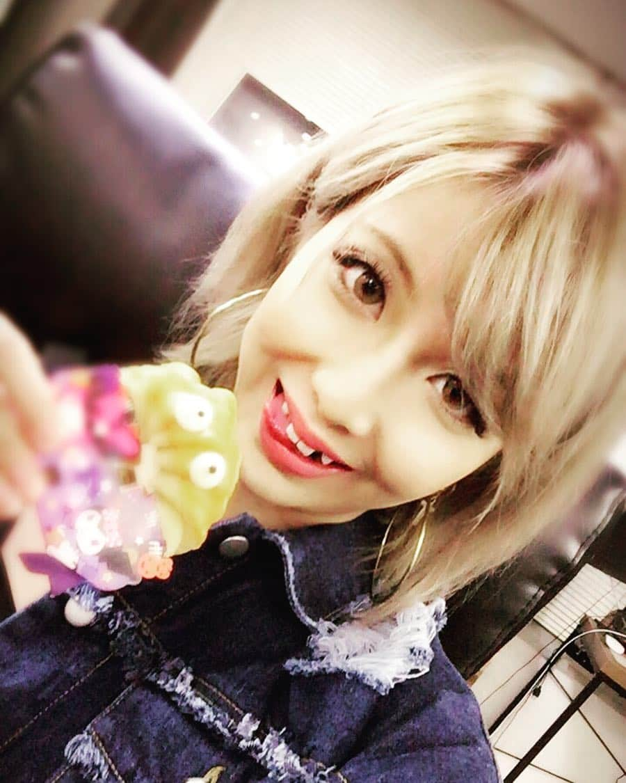 芹澤つばさのインスタグラム：「ハロウィンの子を食する🎃🍭 もーそんな季節か... 三年ぶりくらいに食べた🍩 #ミスド#ドーナツ#あまあま#うまうま#くまお師匠ありがとう #三時のおやつ#ハロウィン」