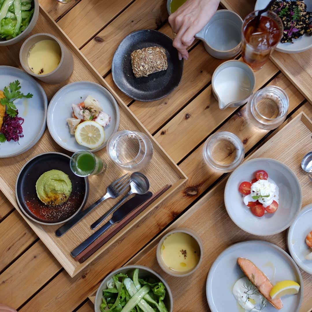Keikooooooのインスタグラム：「TRUNK KITCHEN 🍽 . 行ってみたかったとこ😋 . 美味しくてテラス席が 気持ちよかったなー！🌞 体が喜ぶお野菜もたっぷり❣️ 🐟🍖🥑🍅 . #トランクホテル #トランクキッチン #trunkhotel #trunkkitchen  @trunkhotel #東京カフェ #渋谷ランチ #keityめし」