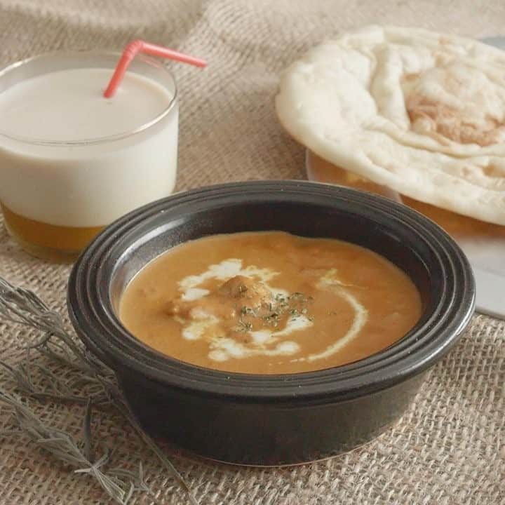 ビデリシャス -おいしい動画-のインスタグラム：「みんな大好きバターチキンカレー🍛 お肉を漬け込む時間はかかりますが、作り始めてしまえばとっても簡単🙆‍♂️ いつものカレーとは違う、トマトの酸味と鶏肉がゴロゴロと入ったカレーを味わってみて下さいね😋✨ 【材料】 ◎鶏むね肉　1枚 ◎カレー粉　大さじ1 ◎ヨーグルト(加糖)　100g ・バター　50g ・カレー粉　大さじ1 ・トマト缶　1缶(カットでもホールでもどちらでも可) ・生クリーム　100ml ・塩　大さじ2/3 ・砂糖　大さじ2 ・にんにく　小さじ1 ・しょうが　小さじ1 【作り方】 1.むね肉の皮を取り除き、食べやすい大きさに切る。 2.ジップ付きの袋に切った鶏むね肉・カレー粉・ヨーグルトを入れ、袋を閉じ揉みこみ1時間ほど冷蔵庫で漬け込む。 3.鍋にバターを入れる。バターが溶けたら擦りおろしたにんにく・しょうがを入れ香りが出るくらいまで炒める。カレー粉を入れ弱火で炒める。 4.トマト缶（ホール缶の場合は潰すように混ぜる）を入れ混ぜる。少し沸騰してきたら弱火にして3分程煮込む。 5.2を取り出し、漬け込み液と共に鍋に入れ混ぜ合わせたら弱中火で4分～5分程煮込む。 6.生クリーム・塩・砂糖を入れひと煮立ちさせる。 #food #recipe #instacook #cooking #homemade #yum #delish #tokyo #curry #chickencurry #easy #料理 #ごはん #おうちごはん #ビデリシャス #バターチキンカレー #チキンカレー #簡単 #ヨーグルト #トマト缶 #カレー」