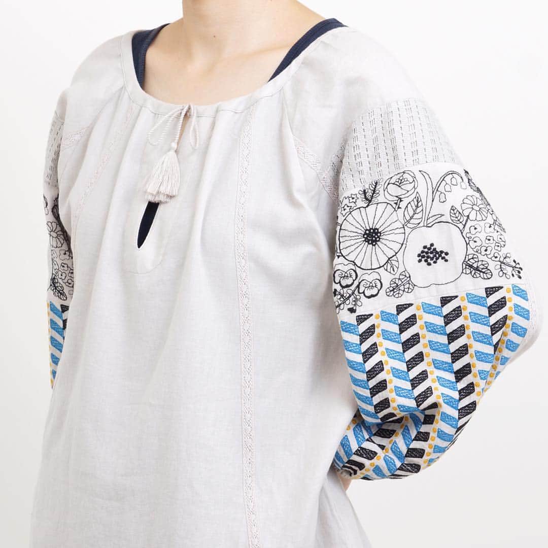 marbleSUD(マーブルシュッド) のインスタグラム：「ボリュームたっぷりの袖に、刺繍がたっぷりの『KADAN』。入荷して数日ですが、ブラウス、ワンピース、スカートどれも完売間近です。すぐに着られる、秋めいてきた気候にぴったりな1枚！是非チェックしてみてくださいね^_^ #marblesud #マーブルシュッド #17FW #marblesud17fw #新作 #秋 #コーディネート #刺繍 #完売」