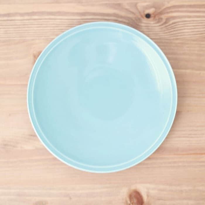 ENGIYA｜縁器屋さんのインスタグラム写真 - (ENGIYA｜縁器屋Instagram)「#0925 【有田焼 水色平皿 和食器】 . 鮮やかな水色がオシャレな平皿です。 直径約16センチほどの手のひらサイズなので取り皿として使いやすくなっています。 一気にテーブルが華やかになりますよ。 . # 縁器屋 #有田焼  #陶芸 #陶器 #皿 #有田 #秋 #和モダン #相馬 #福島 #浪江町 #伝統 #雑貨 #ギフト #プレゼント #インテリア #和食器 #食器 #水色 #佐賀 #Japan #crafts #gift #somayaki #handmade #Fukushima #engiya https://item.rakuten.co.jp/engi-ya/arsa0005/」9月25日 18時26分 - engiya_japan
