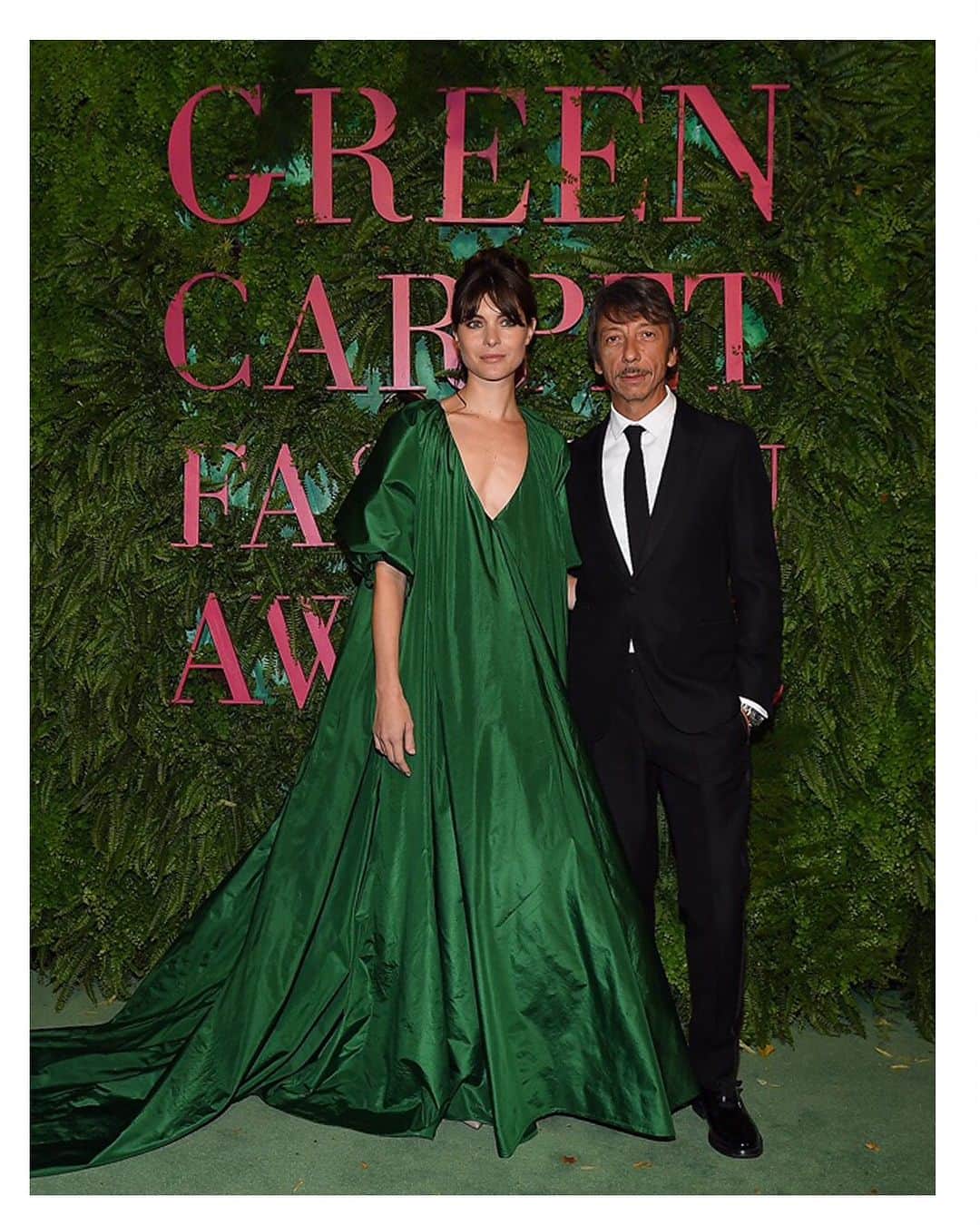 Valentinoさんのインスタグラム写真 - (ValentinoInstagram)「#VittoriaPuccini wears a #ValentinoHauteCouture gown made of Italian end-of-line upcycled taffetas silk and certified organic silk lining at the #GreenCarpetChallenge with metal components have been covered with silk offcuts.  The gown, created by the petites mains of the #ValentinoAtelier embodies the artisanal values of the Maison. The four Premières translate the #HauteCouture savoir-faire through special techniques merging together tradition and innovation. #GCFAItalia @GreenCarpetFashionAwards by @CameraModa in collaboration with @EcoAge」9月25日 19時42分 - maisonvalentino