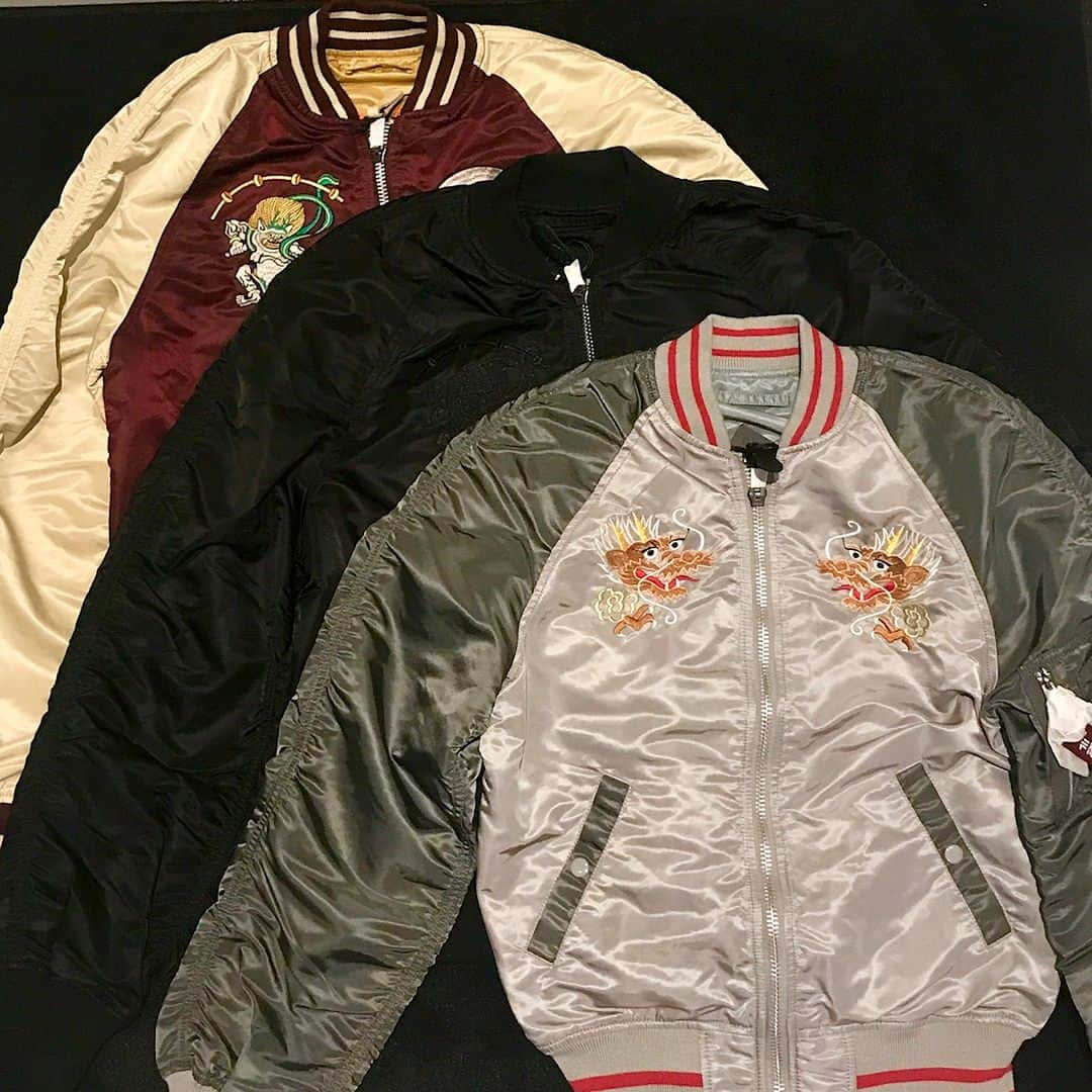 ALPHA INDUSTRIES JAPANさんのインスタグラム写真 - (ALPHA INDUSTRIES JAPANInstagram)「こんにちは。 ALPHA SHOP大阪店です。  リバーシブルスカジャンのご紹介です。 〈MA-1 SOUVENIR DOUBLE DRAGON〉 〈MA-1 SOUVENIR SHINTO〉 lot.TA0616、TA0617  size:S～XL coler:new shilver/shilver blue  black/black  marion/camel price:¥29,800  ALPHA グローバル(全世界展開)デザインで表裏の両面がフライトナイロンの中綿無スーベニア リバーシブル MA-1です。  風神、雷神が目立ちかっこよさを引き立たせています！！ ドラゴンもカッコいいですね♪  リバーシブルなので便利ですよ。 数量わずかなので、お早めに！  size：Ｓ～ＸＬ  #ALPHA #アルファ #ALPHA大阪 #alphaindustries  #アルファインダストリーズ #大阪 #南堀江 #アメ村 #オレンジストリート @alpha_industries_japan #alphaindustries #alpha」9月25日 20時12分 - alpha_industries_japan