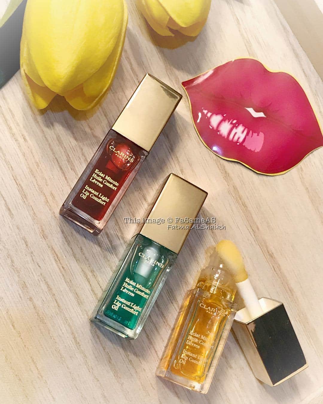 Clarins Middle Eastさんのインスタグラム写真 - (Clarins Middle EastInstagram)「#Regram from @fa6ameas نود أن نشارككم تجربة جديدة بزيت الشفاه من كلارنس: •• Clarins •• . ✨ Clarins Instant Light Lip Comfort Oil ✨ . 📌 - هذا تريتمنت للشفايف من ماركة كلارنس يتكون من زيوت نباتيه لتغذية الشفايف وتعزيز جمالها الطبيعي .. . 📌 - انا من النوع الي وايد احب اجرب منتجات تغذي الشفايف وترطبهم لانه شفايفي اصلاً من النوع الي ما تستحمل اي نوع تقشير علشان شي احب استخدم مرطبات ومعالاجات الشفايف الي يكون اساسها زيتي .. - ولاني احب الارواج المات المطفيه فلازم اهتم بشفايفي .. . 📌 رأي في المنتج : . - وااايد حبيت هذا الاويل تريتمنت من كلارنس لكذا سبب .. - لاحظت انه فعلاً يغذي الشفايف من اول استخدم .. - حطيت منه فليل قبل النوم يوم نشيت لاحظت انه شفايفي مترطبه بشكل كبير وماشي اي اشاره للجفاف عليهم .. - احس انه يعطي طبقة حمايه رهيبه للشفايف .. . - التكشر ماله رهيب صح انه اساسه زيتي بس يوم تحطونه ابداً مايلزق وماتحسون انكم حاطين طبقه على الشفايف .. - الحلو فيه انه يرطب الشفايف من القلب ويثبت مكانه يعني ماتحتاجون انكم تزيدون عليه كل شويه مثل باقي الماركات، فكميه بسيطه منه تكفي .. - الابلكيتر ماله عريض ومريح، والمنتج يتوزع بشكل سلس وسريع .. . - هذ المرطب يعطي الشفايف لمعه خفيفه وجداً جميله لدرجة انكم ممكن تستخدمونه كروج مثل درجة ال Raspberry و ال Red Berry .. - الأخضر ال Mint يجنننن مافيه لون وبتحسون انه اسوي بلمب خفيف لشفايف .. . 📌 طريقتي في استخدامه : . طبعاً استخدمه في البيت خلال اليوم وبعد احطه على شفايفي قبل النوم .. وبعد احب استخدمه ب ثلاث طرق مختلفه الي هي : - احطه كخطوه بالإسكن كير اول ما ابتدي اتعدل علشان ارطب شفايفي قبل ما احط الروج خاصه اذا بستخدم روج مطفي .. . - احب احطه بروحه بدون اي روج .. مثلاً الصبح اذا طالعه طلعه خفيفه او اذا كنت حاطه مكياج قوي وابا شي خفيف على شفايفي .. فاستخدم ال Red Berry علشان فيه لون .. . - وأوقات يوم اكون طالعه على غداء، عشاء او ريوق وكنت حاطه روج بس بعد الاكل أوقات احس اني ما احب ارد اعدله مره ثانيه فشو اسوي .. أقوم امسح الأثر الي تام من الروج واحط مرطب كلارينس ولاني كنت حاطه روج وشفايفي فيها لون مع اني مسحته فالمرطب يعطيني وي الأثر الي تام لون حلو على الشفايف .. 📌 بنات المنتج يجنن كل وحده تحتاج تخلي عندها لو حبه وحده منه صدق بتحبونه .. #Fa6ameASSkinCare #Fa6ameASReviews #Clarins #ClarinsMe #ClarinsMiddleEast #كلارنس #SkinCare #LipOil #SkinCareTips #SkinCareLuxury #Beauty #BeautyRoutine #BeautyTip  #عناية_بالبشرة #نصائح_جمالية」9月25日 20時49分 - clarinsmiddleeast