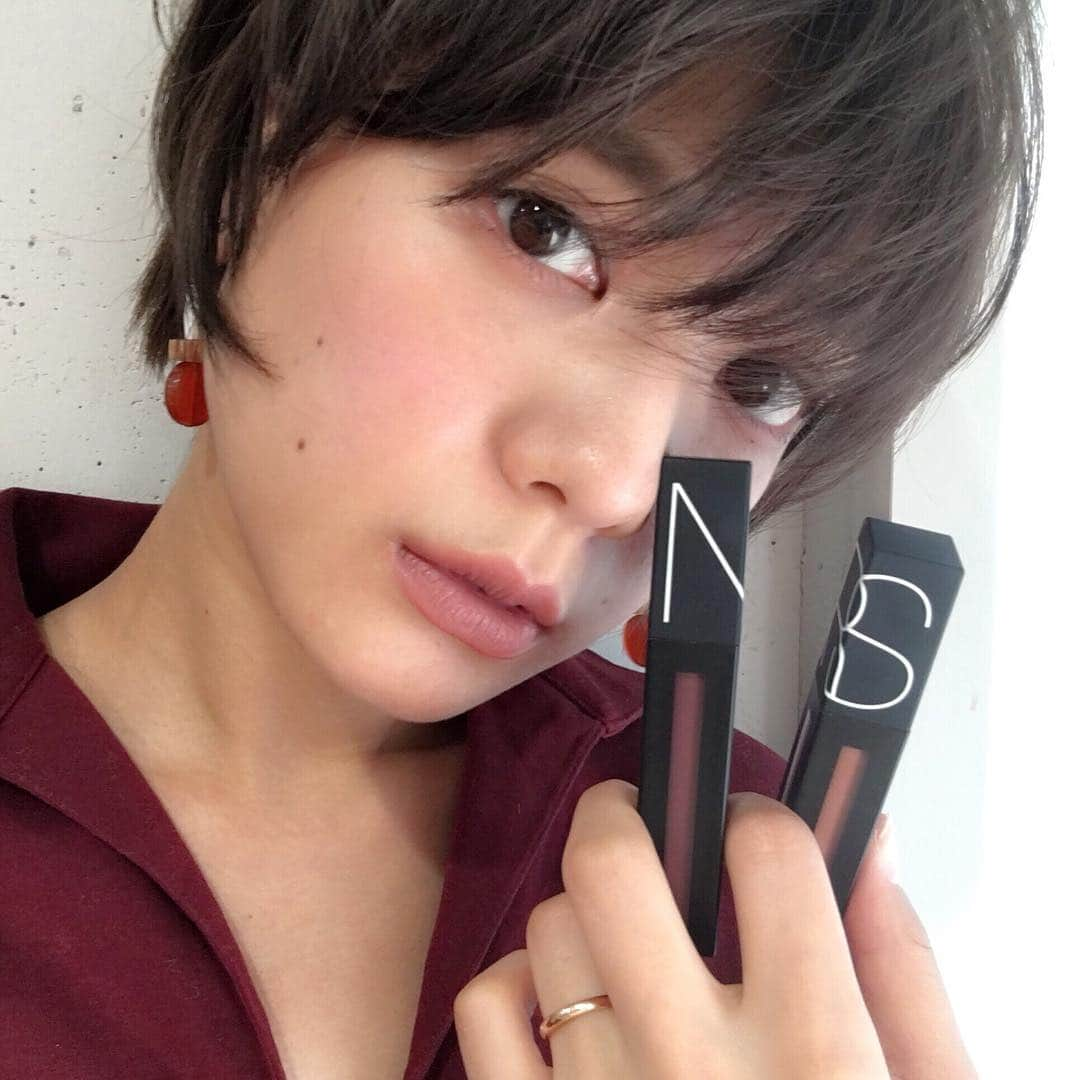 石川瑠利子さんのインスタグラム写真 - (石川瑠利子Instagram)「. . NARSのパワーマットリップピグメント💋 いつも使っているカラーとは違うパープルっぽいカラーをベージュと合わせてTry😘✨大人っぽいカラーで秋色になりました😍🙏🏻 ちなみに私が使ったカラーは LONDON CALLING と GET IT ON だよ🐶💕カラーに名前がついてるのも可愛いし、18色もある中から自分にあった色を選べるのも嬉しいよね🌟🌟🌟 . . #NARS #lip #cosme #パワーマットリップピグメント #PR」9月26日 17時56分 - ruriko_ishikawa