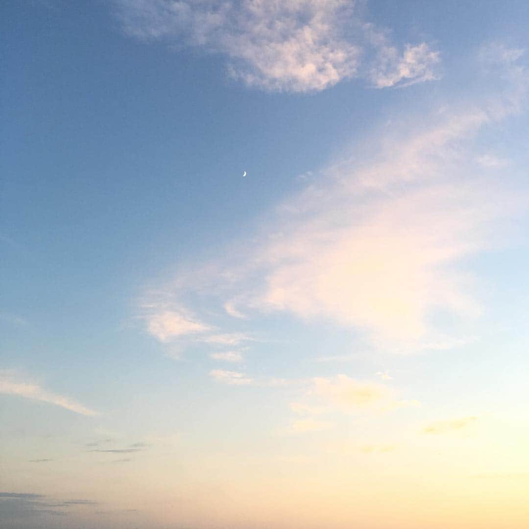 萩尾美聖さんのインスタグラム写真 - (萩尾美聖Instagram)「学校からの景色が綺麗🌙 昨日今日30℃って暑いね〜🤣 秋なのに~🍃 #sky」9月26日 18時10分 - misato_hagio